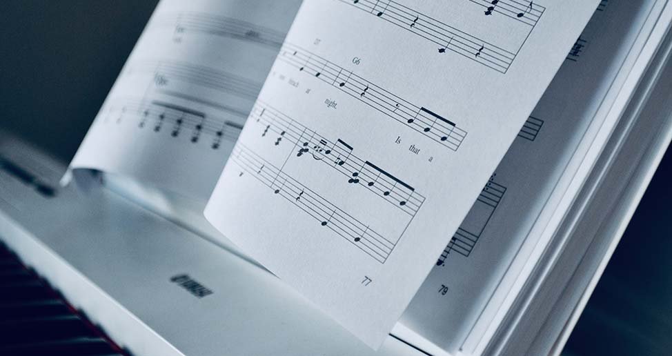 É possível tocar piano sem um professor